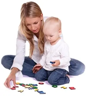 Mama bawi się z dzieckiem